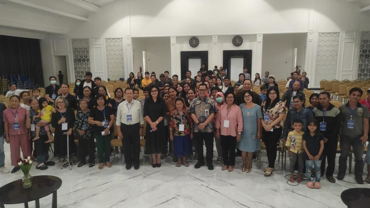 Ketua Komisi IX DPR RI Felly Estelita Runtuwene didampingi Direktur Direktorat Promosi &amp; Edukasi Gizi Gunalan pada sosialisasi Program Makan Bergizi Gratis (MBG) di Sulawesi Utara <b>(BGN)</b>