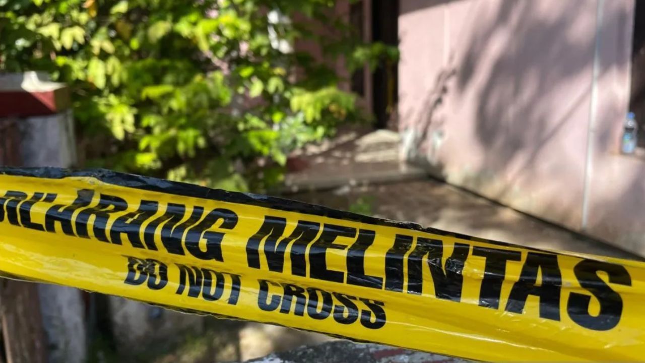 Garis polisi masih terpasang di lokasi pembunuhan sekeluarga di Kelurahan Paoman, Indramayu, Jawa Barat, Senin (8/9/2025).  <b>(ANTARA)</b>