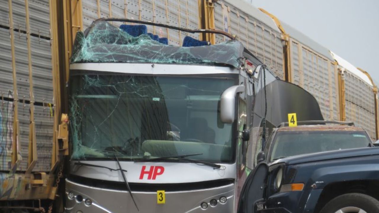 Bus penumpang tingkat yang rusak di lokasi kecelakaan di Kotamadya Atlacomulco, Negara Bagian Meksiko, Meksiko pada 8 September 2025.  <b>(ANTARA)</b>