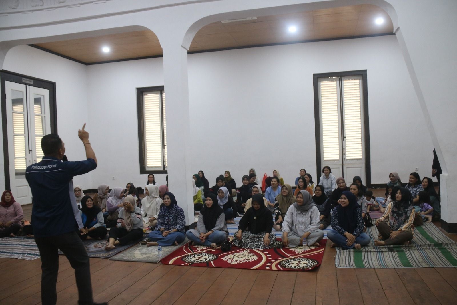 Trauma healing warga asrama Brimob Kwitang. 