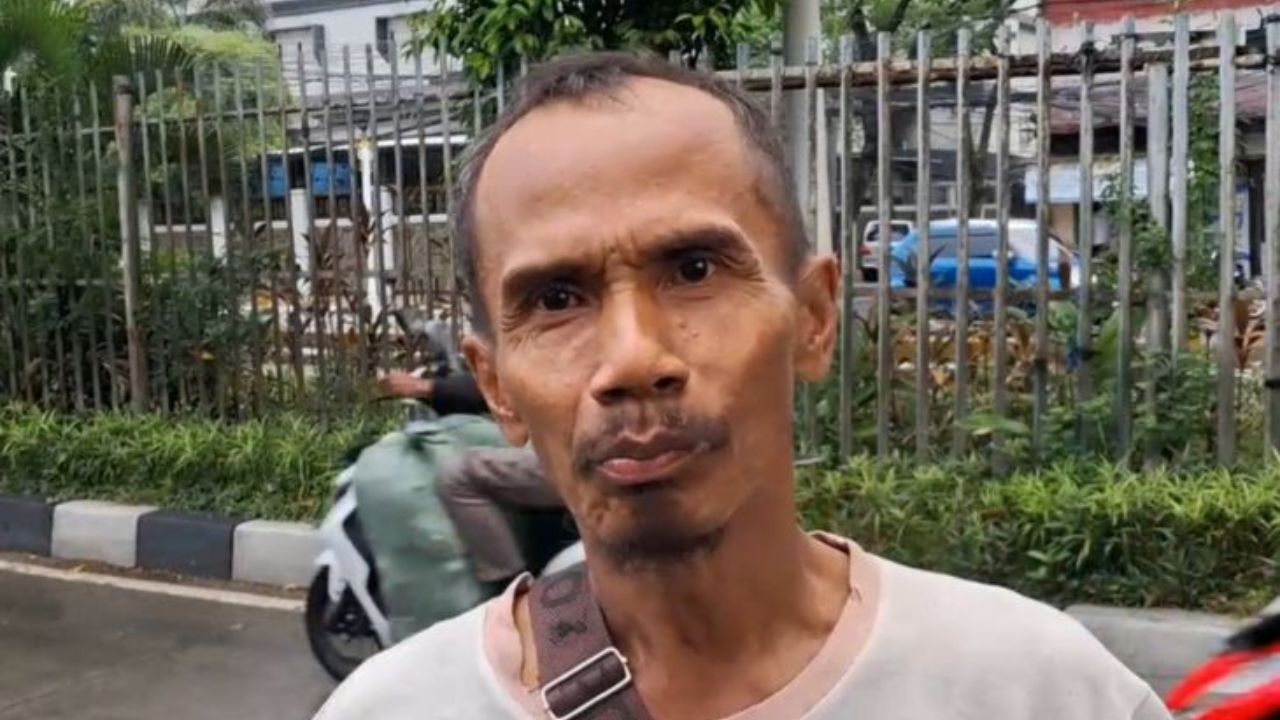 Sopir truk bernomor polisi B 9108 JZM, Purnomo (54) di Jalan Raya Matraman, Jakarta Timur, Selasa <b>(ANTARA)</b>