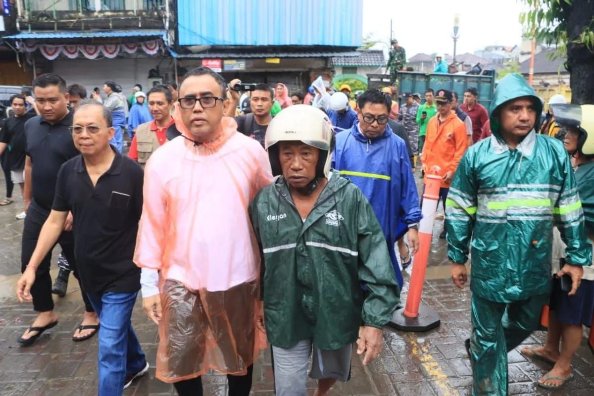 Wali Kota Denpasar I Gusti Ngurah Jaya Negara mendampingi Gubernur Bali Wayan Koster (kiri) saat meninjau kerusakan akibat banjir di Pasar Kumbasari, Denpasar, Rabu 10 September 2025. ANTARA/HO-Humas Pemkot Denpasar <b>(Antara)</b>
