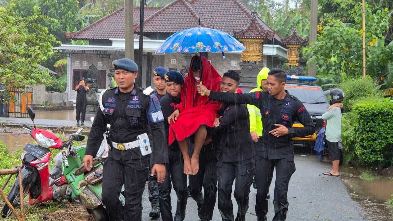 Polri membantu korban banjir Bali. 