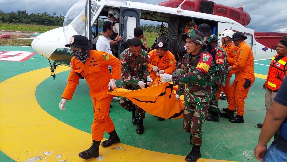 tim SAR gabungan yang terdiri dari personel Basarnas Timika, TNI AU, TNI AD, Polri, dan PT Intan Angkasa.