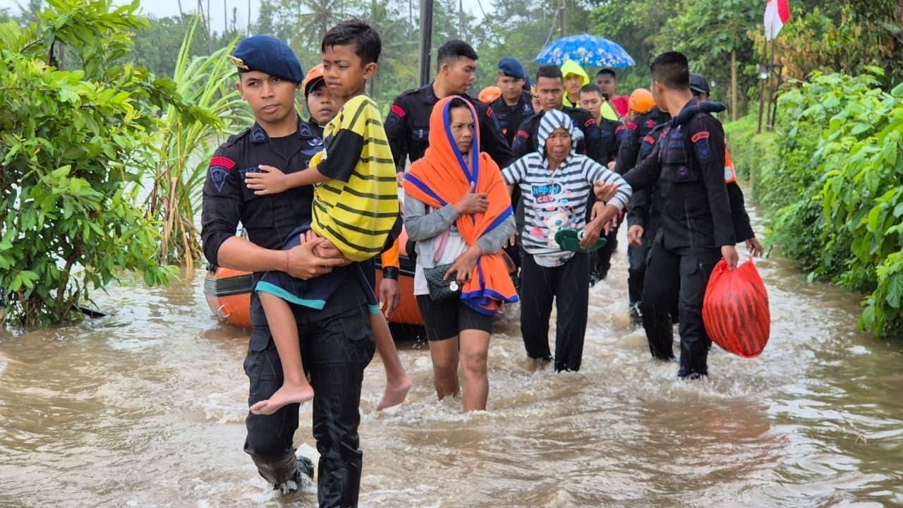 Brimob Polri membantu korban banjir Bali. 