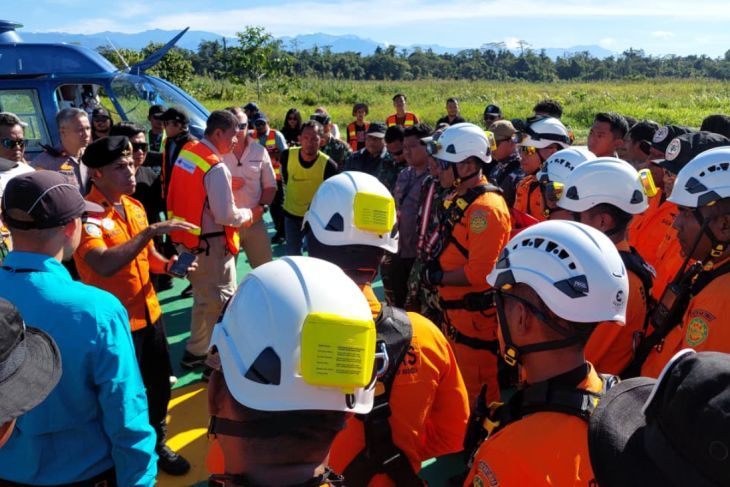 Kepala Sub Seksi Operasi dan Siaga SAR Timika Charles Y Batlajery memberikan pengarahan kepada anggotanya yang akan melakukan evakuasi korban kecelakaan Helikopter PK-IWS di Bandara Mozes Kilangin Timika, Kamis 11 September 2025. ANTARA/HO-SAR Timika <b>(Antara)</b>