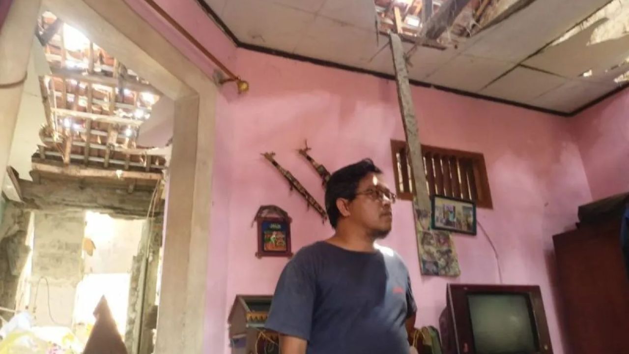 Warga menunjukan rumah rusak yang terdampak dari ledakan misterius di permukiman RT/RW 03/01, Kelurahan Pondok Cabe Ilir, Kecamatan Pamulang pada Jumat dini hari (12/9/2025). <b>(ANTARA)</b>