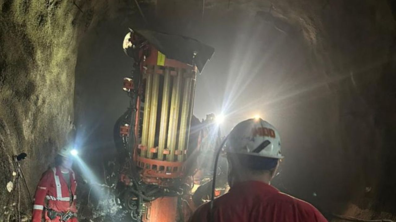 Tim Tanggap Darurat PTFI menggunakan berbagai peralatan canggih dan sumber daya untuk menyelamatkan tujuh pekerja yang masih terjebak di area tambang bawah tanah Grasberg Block Cave (GBC) Tembagapura, Mimika, Papua Tengah.  <b>(ANTARA)</b>