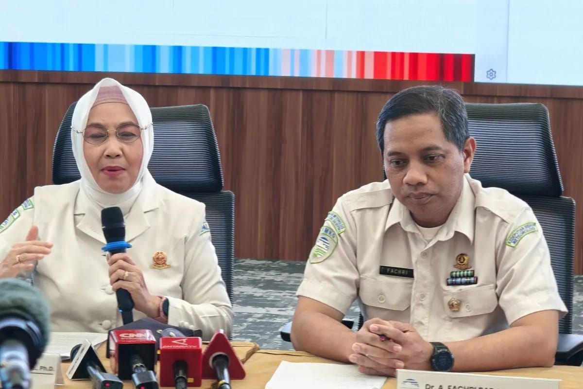 Kepala Badan Meteorologi Klimatologi dan Geofisika (BMKG) Dwikorita Karnawati (kiri) didampingi jajaran Direktur Kedeputian Bidang Klimatologi BMKG memberikan keterangan terkait prakiraan musim hujan 2025-2026 dan perkembangan kondisi cuaca nasional  <b>(Antara)</b>