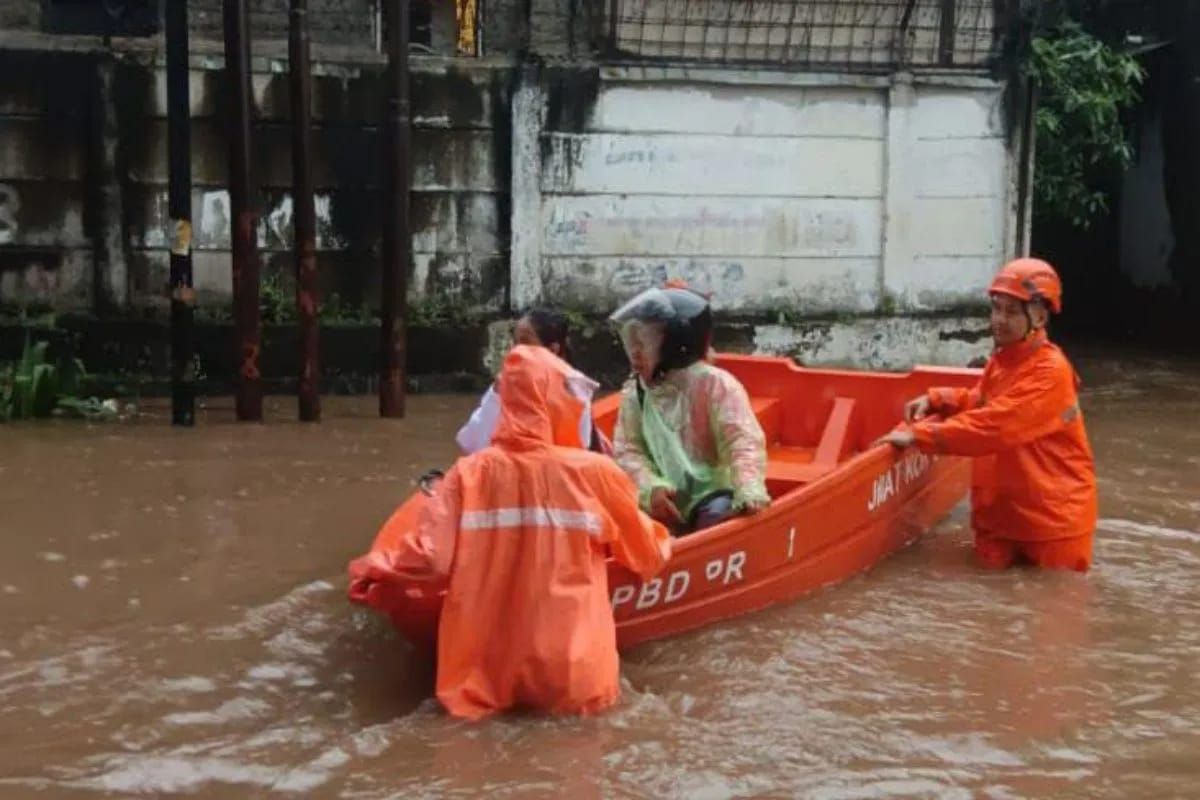 Petugas saat mengevakuasi warga yang terjebak banjir di Jakarta, Jumat 12 September 2025. ANTARA/HO-BPBD DKI <b>(Antara)</b>