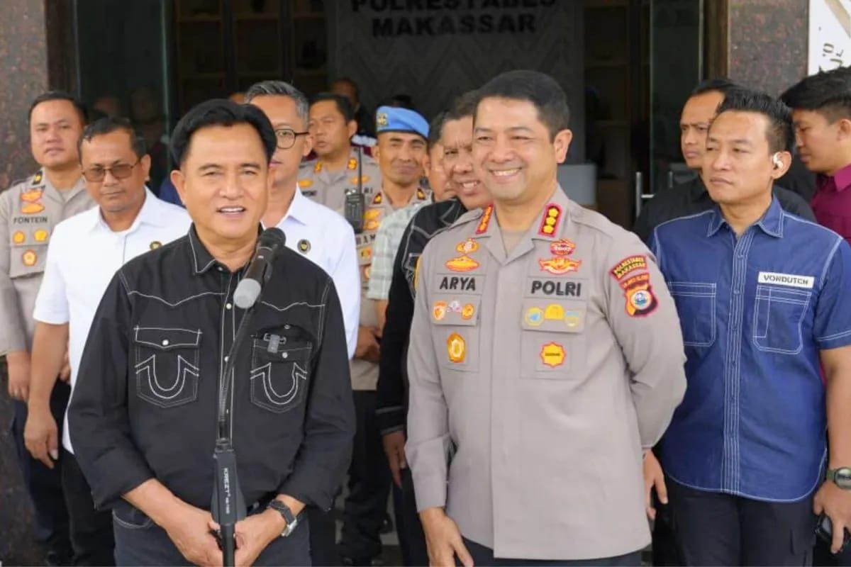 Menko Kumham Imipas Yusril Ihza Mahendra (kiri) dalam kunjungannya ke Polres Makassar, Sulawesi Selatan, Kamis 11 September 2025. ANTARA/HO-Kemenko Kumham Imipas RI. <b>(Antara)</b>