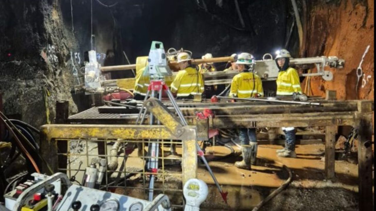 Tim Tanggap Darurat PTFI menggunakan berbagai peralatan canggih dan sumber daya untuk menyelamatkan tujuh pekerja yang masih terjebak di area tambang bawah tanah Grasberg Block Cave (GBC) Tembagapura, Mimika, Papua Tengah.  <b>(ANTARA)</b>
