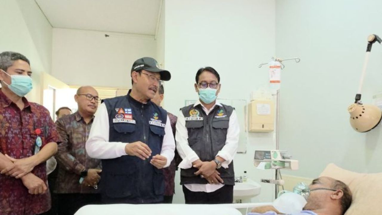 Menteri Sosial Saifullah Yusuf kunjungi dan beri bantuan korban banjir besar di, Denpasar, Bali, Jumat 12/9/2025.  <b>(ANTARA)</b>