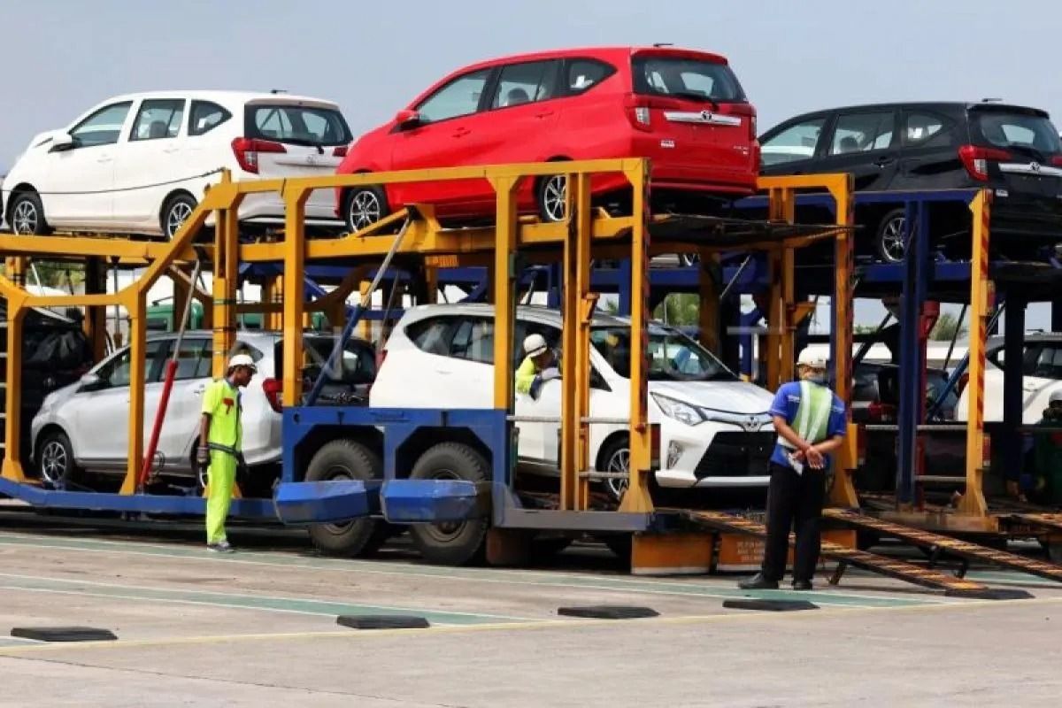 Arsip - Pekerja menaikkan mobil ke atas truk sebelum dilakukan pengiriman di pabrik Astra Daihatsu Motor (ADM) di Karawang Assembly Plant, Jawa Barat, Rabu, 24 Agustus 2025. <b>(ANTARA)</b>