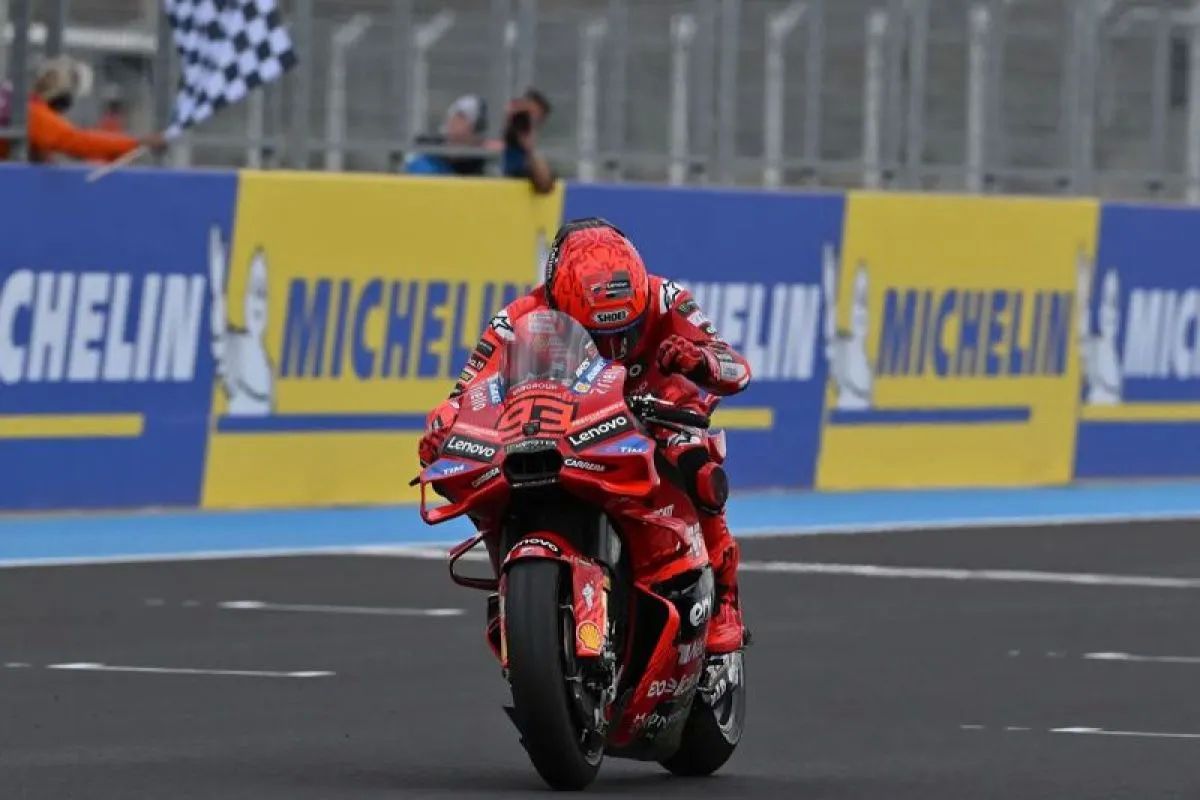 Pebalap Ducati Lenovo Marc Marquez merebut pole position perdana MotoGP Hungaria 2025 di Balaton Park setelah mendominasi sesi kualifikasi dan mencatatkan waktu 1 menit 36,518 detik. <b>(ANTARA)</b>