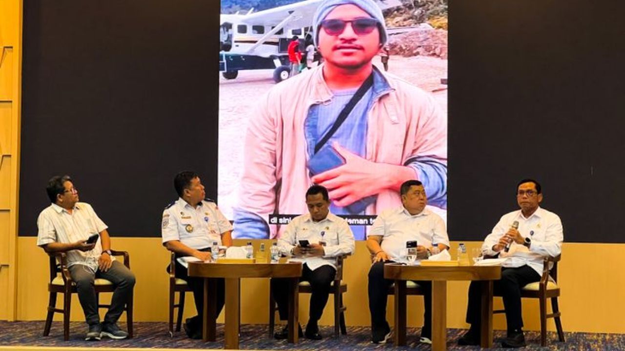 Direktur Angkutan Udara Ditjen Hubud Kemenhub Agustinus Budi Hartono (kanan), Sekretaris Direktorat Jenderal Perhubungan Darat Kemenhub Ahmad Yani (kedua kanan), Direktur Angkutan Lalulintas dan Angkutan Laut Ditjen Perhubungan Laut Kemenhub (kedua kiri), dan Direktur Lalu Lintas dan Angkutan Kereta Api DJKA Kemenhub Arif Anwar (tengah) dalam Press Background Konektivitas Antarwilayah untuk Pemerataan Ekonomi di Jakarta, Senin (15/9/2025).  <b>(ANTARA)</b>