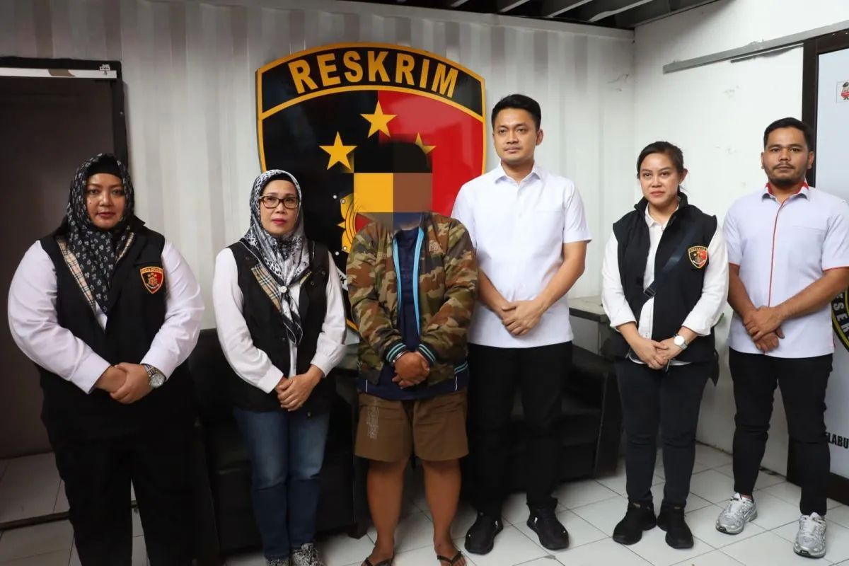 Penyidik pada Direktorat Tindak Pidana Pelindungan Perempuan dan Anak serta Pemberantasan Perdagangan Orang (PPA dan PPO) Bareskrim Polri menunjukkan EF alias YA yang menjadi tersangka kasus dugaan penganiayaan terhadap anak AMK yang ditelantarkan pa <b>(ANTARA)</b>