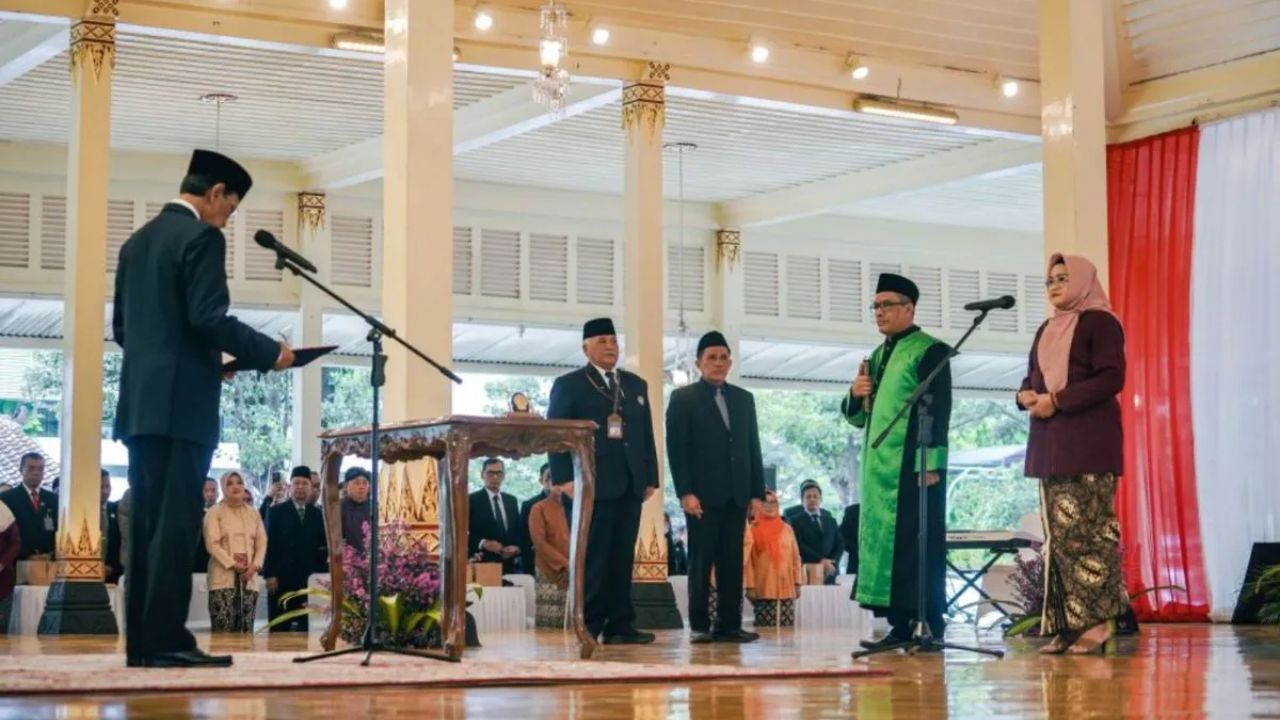 Gubernur Daerah Istimewa Yogyakarta Sri Sultan Hamengku Buwono X melantik Ni Made Dwi Panti Indrayanti sebagai Sekretaris Daerah (Sekda) DIY di Bangsal Kepatihan, Yogyakarta, Selasa (16/9/2025). <b>(ANTARA)</b>