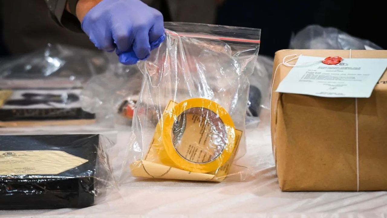 Kabid Humas Polda Metro Jaya Kombes Pol Ade Ary Syam menunjukkan barang bukti lakban saat konferensi pers pengungkapan kasus penemuan mayat pegawai negeri sipil Kementerian Luar Negeri (Kemenlu) Arya Daru Pangayunan (ADP) di Polda Metro Jaya, Jakarta <b>(ANTARA)</b>