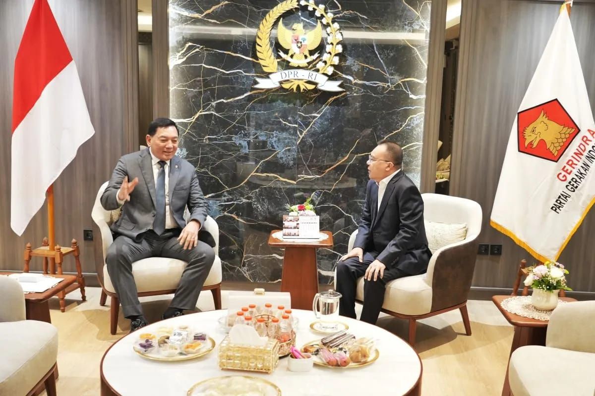 Menteri Pertahanan Sjafrie Sjamsoeddin berbincang bersama Wakil Ketua DPR RI Sufmi Dasco Ahmad di kompleks parlemen, Jakarta, Selasa 16 September 2025. ANTARA/HO-DPR. <b>(Antara)</b>