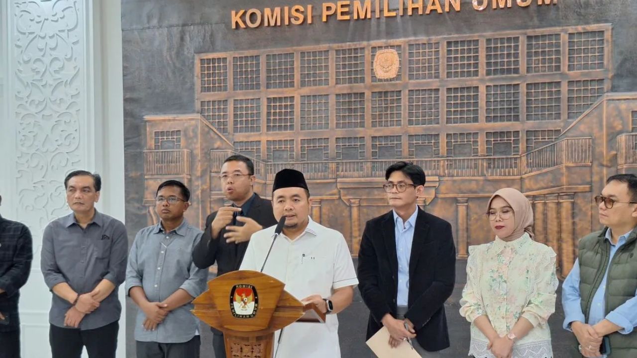 Ketua Komisi Pemilihan Umum (KPU) Republik Indonesia Mochammad Afifuddin (tengah) memberikan keterangan di Kantor KPU Jakarta, Selasa (16/9/2025). KPU membatalkan Keputusan KPU RI Nomor 731 Tahun 2025 soal 16 dokumen syarat pendaftaran calon presiden <b>(ANTARA)</b>