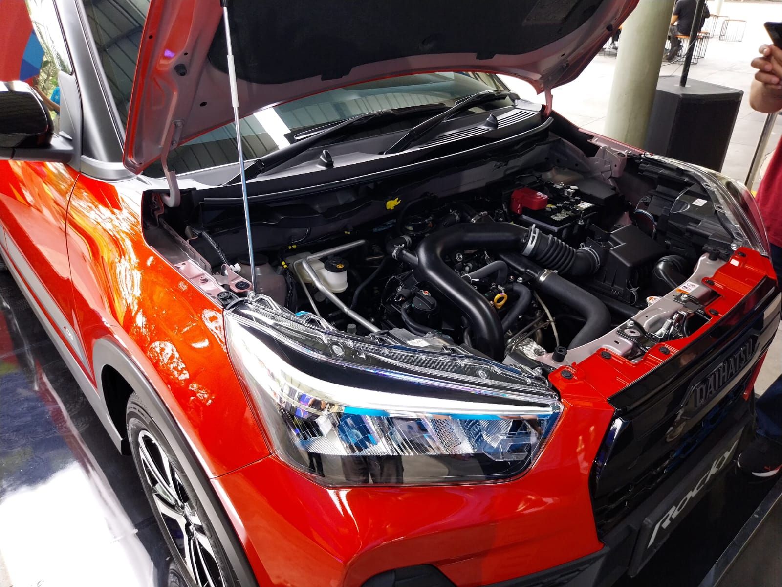 Direktur Marketing dan Direktur Corporate Planning &amp; Communication PT Astra Daihatsu Motor (ADM), Sri Agung Handayani dan Chief Executive Officer PT Astra International Tbk Daihatsu Sales Operation (AI-DSO), Fredy Handjaja saat peluncuran Daihatsu Ro <b>(Istimewa)</b>
