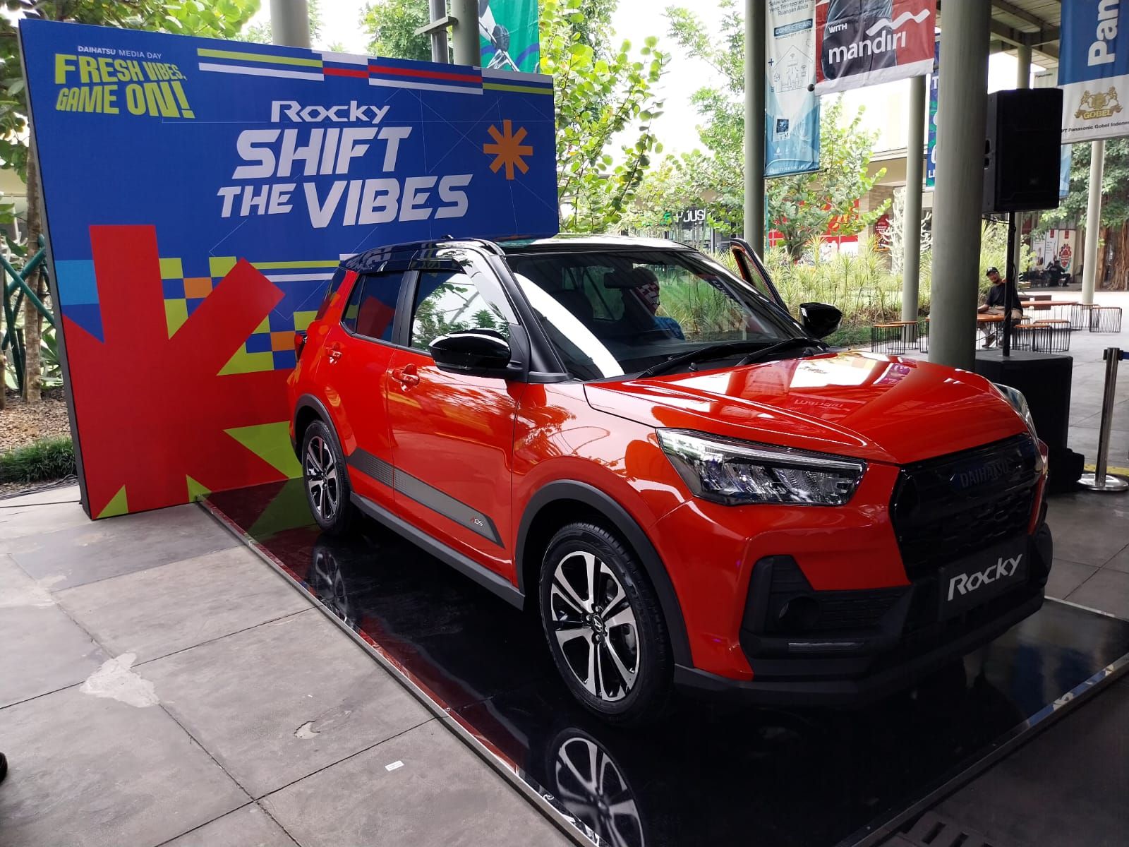 Direktur Marketing dan Direktur Corporate Planning &amp; Communication PT Astra Daihatsu Motor (ADM), Sri Agung Handayani dan Chief Executive Officer PT Astra International Tbk Daihatsu Sales Operation (AI-DSO), Fredy Handjaja saat peluncuran Daihatsu Ro <b>(Istimewa)</b>