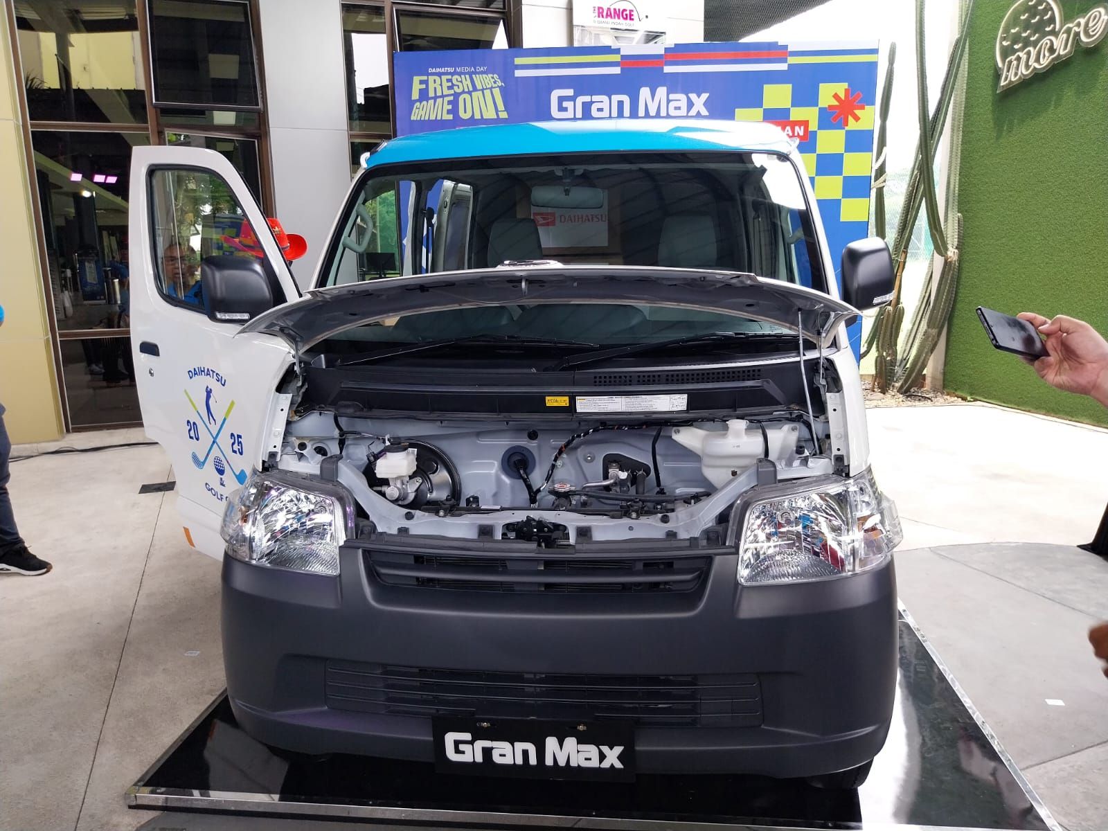 Direktur Marketing dan Direktur Corporate Planning &amp; Communication PT Astra Daihatsu Motor (ADM), Sri Agung Handayani dan Chief Executive Officer PT Astra International Tbk Daihatsu Sales Operation (AI-DSO), Fredy Handjaja saat peluncuran Gran Max Bl <b>(NTVnews.id)</b>