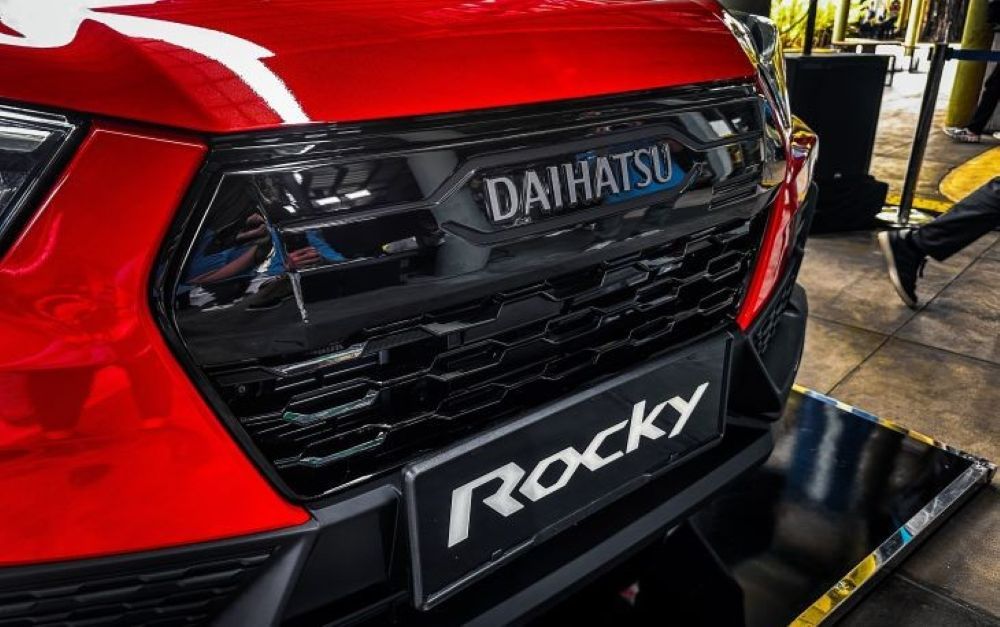 Emblem baru pada Daihatsu New Rocky yang dipamerkan pada acara peluncuran di Jakarta, Rabu (17/9/2025). (ANTARA/Pamela Sakina)