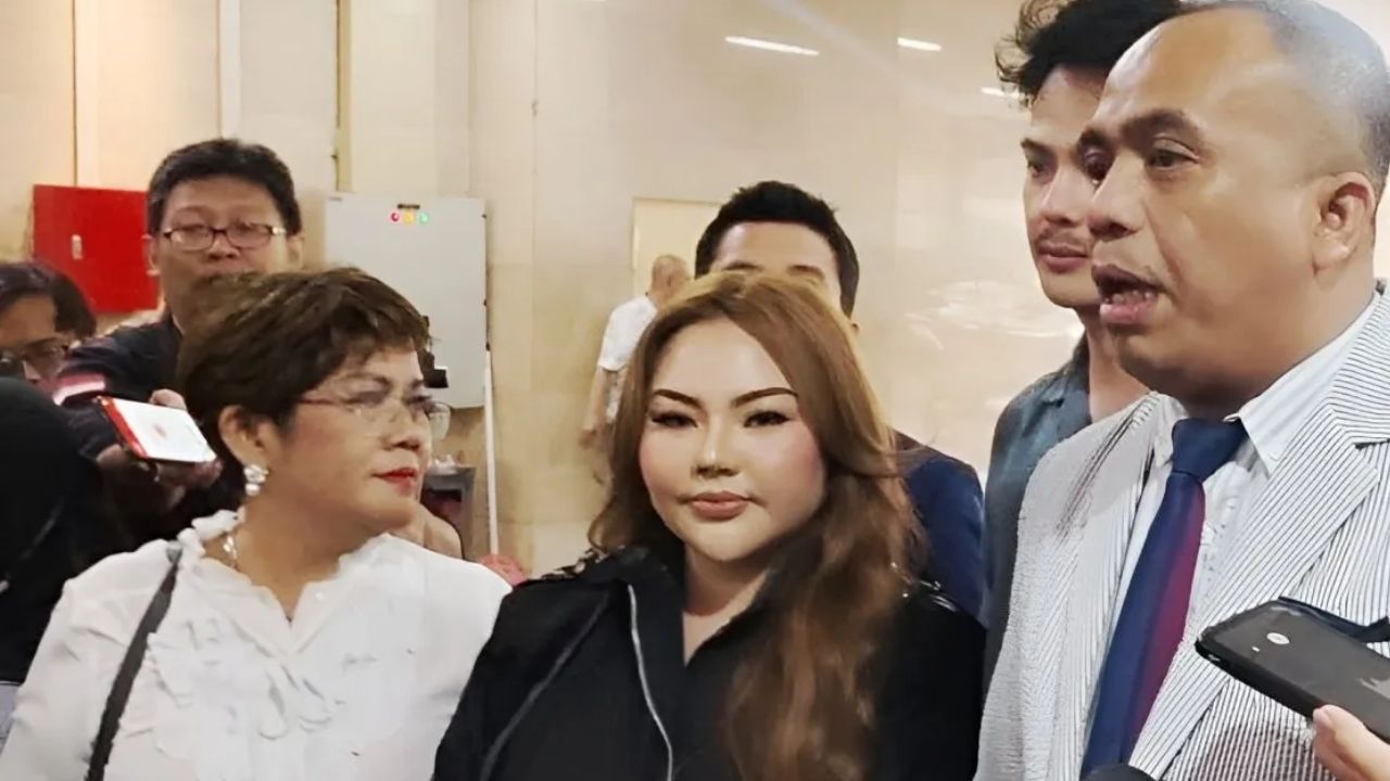 Selebgram Lisa Mariana (tengah) bersama kedua kuasa hukumnya memberikan keterangan kepada awak media di Gedung Bareskrim Polri, Jakarta, Kamis (11/9/2025). <b>(ANTARA)</b>