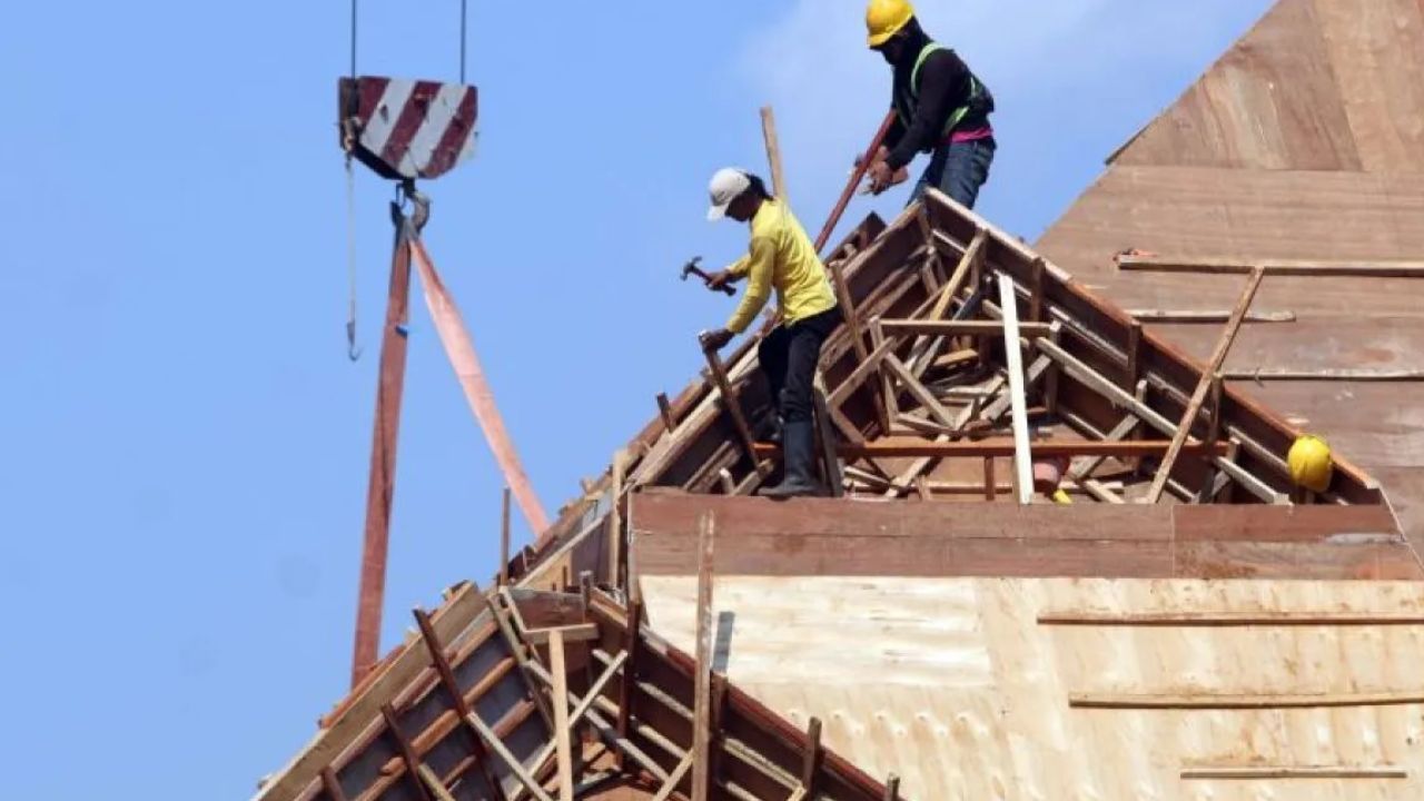 Ilustrasi - Pekerja menyelesaikan pembangunan konstruksi Masjid Raya Pakansari di Kabupaten Bogor, Jawa Barat, Kamis (31/7/2025). Kementerian Dalam Negeri mendorong perluasan cakupan perlindungan sosial tenaga kerja di sektor jasa konstruksi seperti  <b>(ANTARA)</b>