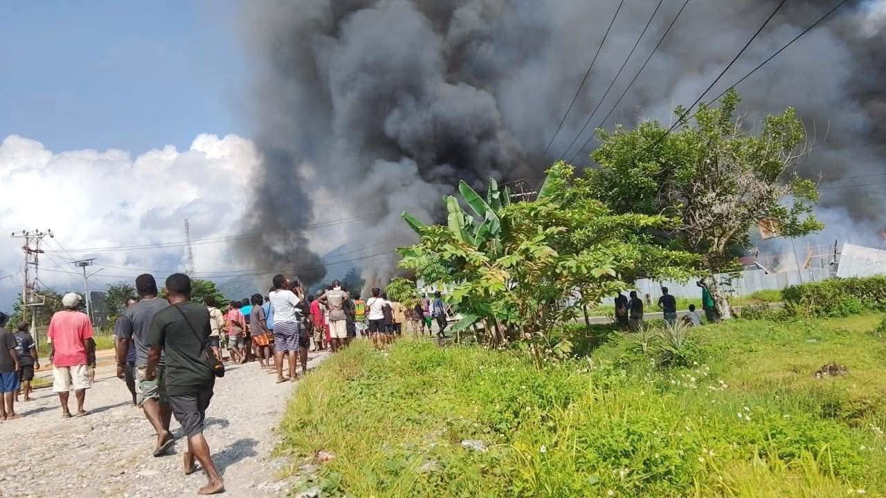 Enam Prajurit TNI Evakuasi Guru dan Warga di Tengah Kerusuhan Elelim  (Puspen TNI). Kerusuhan yang terjadi pada 16 September 2025 di Kampung Elelim, Kabupaten Yalimo, Papua Pegunungan, akibat isu SARA, meninggalkan kisah keberanian sekaligus kepeduli <b>(puspen tni)</b>