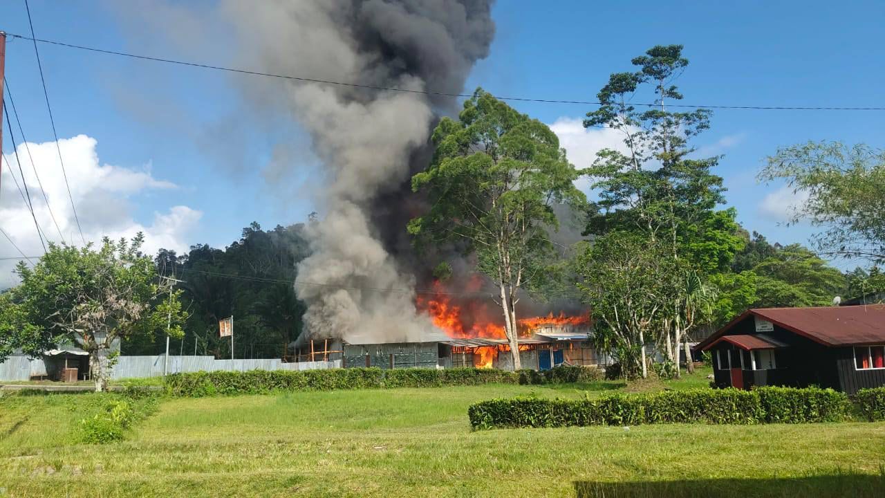 Enam Prajurit TNI Evakuasi Guru dan Warga di Tengah Kerusuhan Elelim  (Puspen TNI). Kerusuhan yang terjadi pada 16 September 2025 di Kampung Elelim, Kabupaten Yalimo, Papua Pegunungan, akibat isu SARA, meninggalkan kisah keberanian sekaligus kepeduli <b>(puspen tni)</b>
