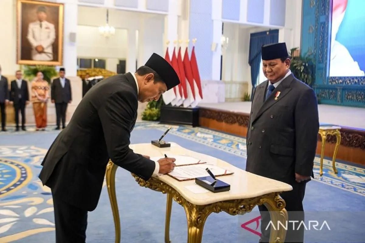 Presiden Prabowo Subianto (kanan) menyaksikan Penasihat Khusus Presiden Bidang Keamanan dan Ketertiban Masyarakat serta Reformasi Kepolisian Ahmad Dofiri (kiri) menandatangani dokumen pada acara pelantikan Menteri dan Wakil Menteri Negara Kabinet Mer <b>(Antara)</b>