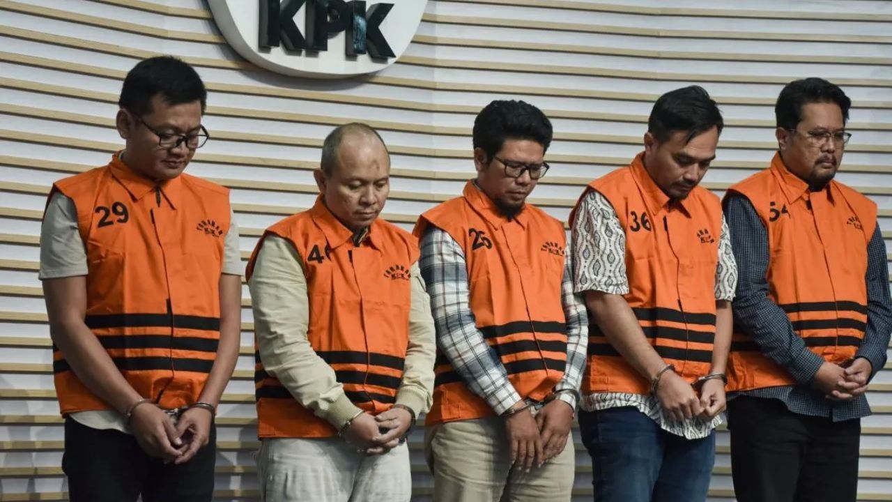 Tersangka kasus dugaan korupsi pencairan kredit usaha PT Bank Perkreditan Rakyat Bank Jepara Artha Jhendik Handoko (kanan), Iwan Nursusetyo (kedua kanan),Ahmad Nasir (tengah), Ariyanto Sulistiyono (kedua kiri) dan Mohammad Ibrahim Al&acirc;??Asyari (kiri)  <b>(ANTARA)</b>