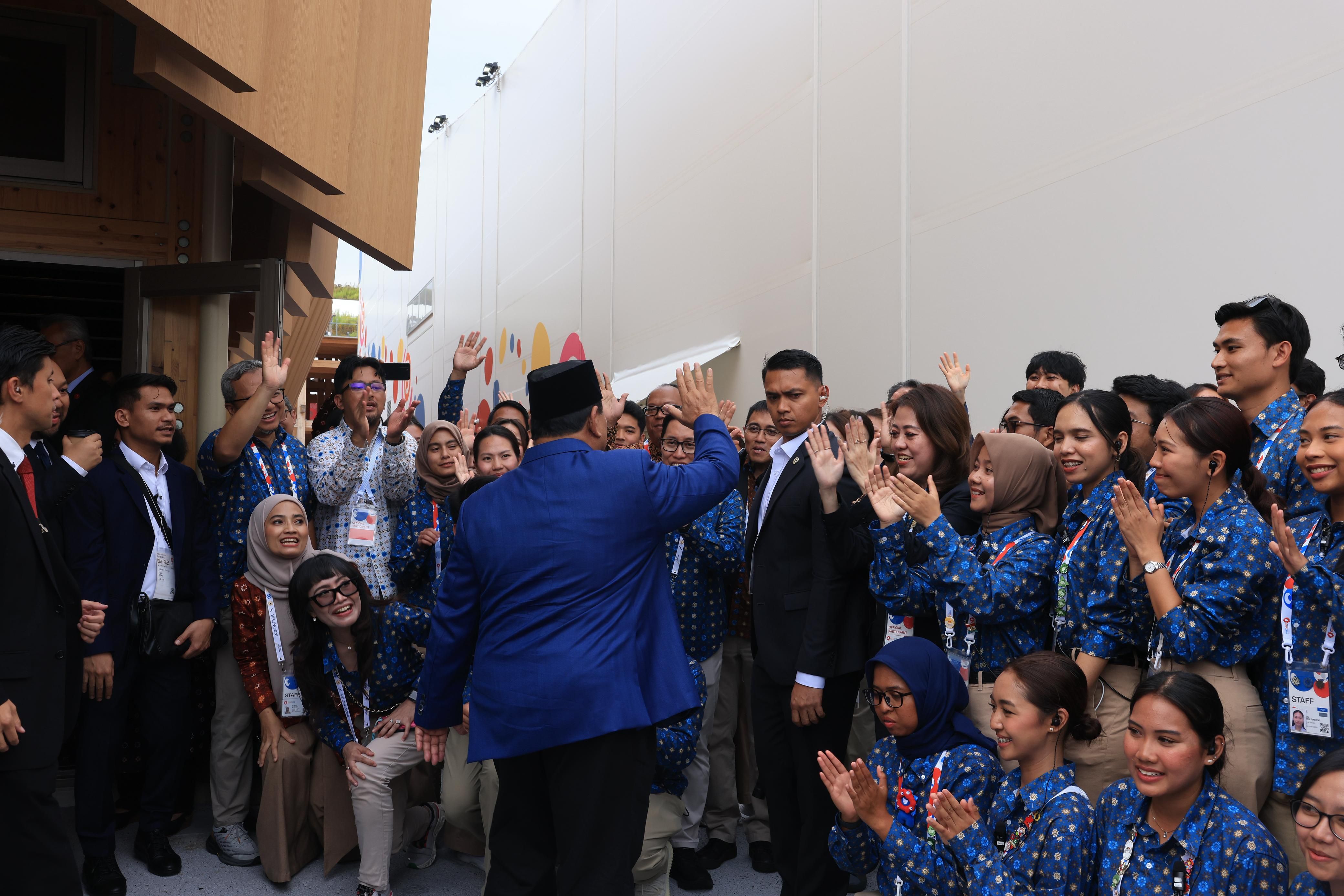 Presiden Republik Indonesia Prabowo Subianto mengunjungi Paviliun Indonesia di Expo 2025 Osaka, Jepang.  