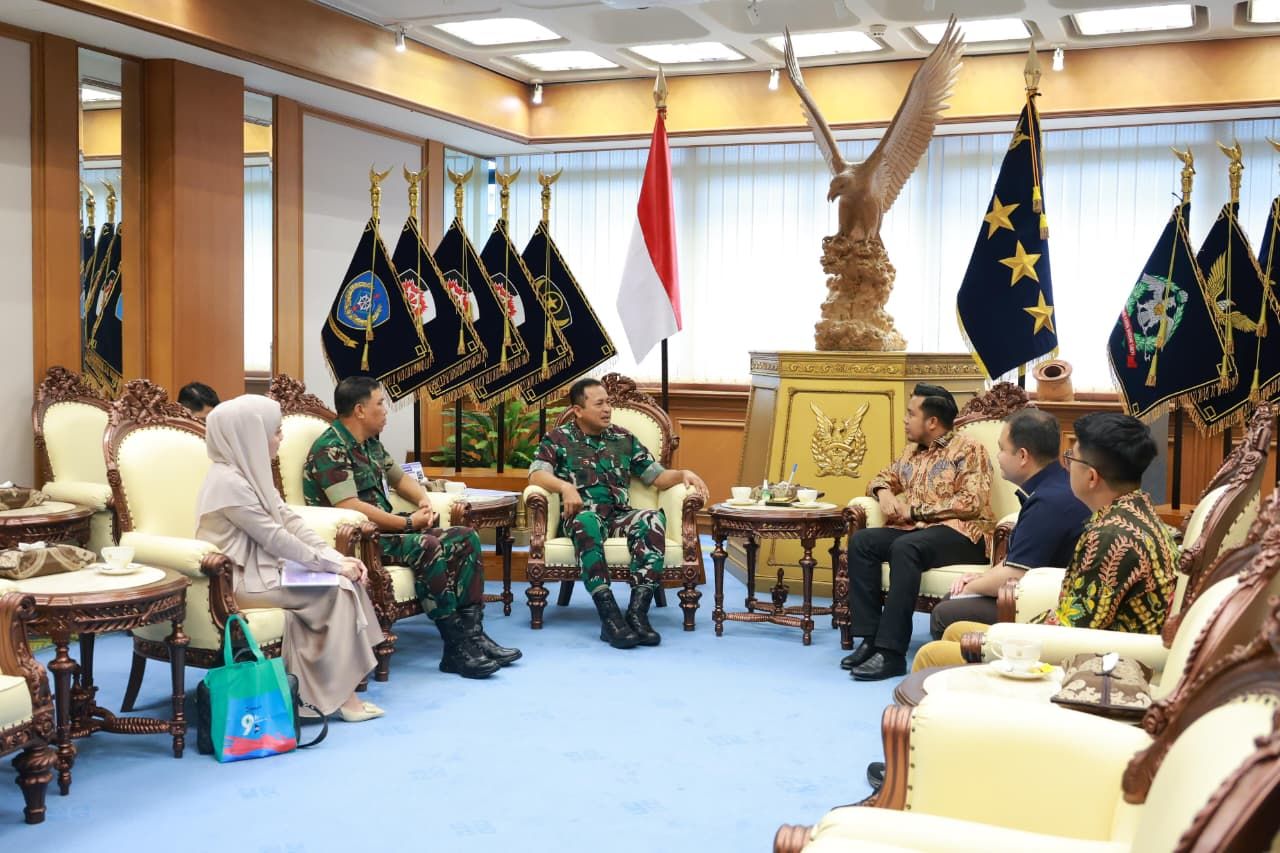 Kasau Marsekal TNI M. Tonny Harjono menerima audiensi Direksi Nusantara TV Dimpos Giarto Valentino Tampubolon dan Tommy William Tampubolon di Mabesau Cilangkap, Jakarta Timur, Jumat (19/9/2025). <b>(Dok.Ntvnews.id)</b>