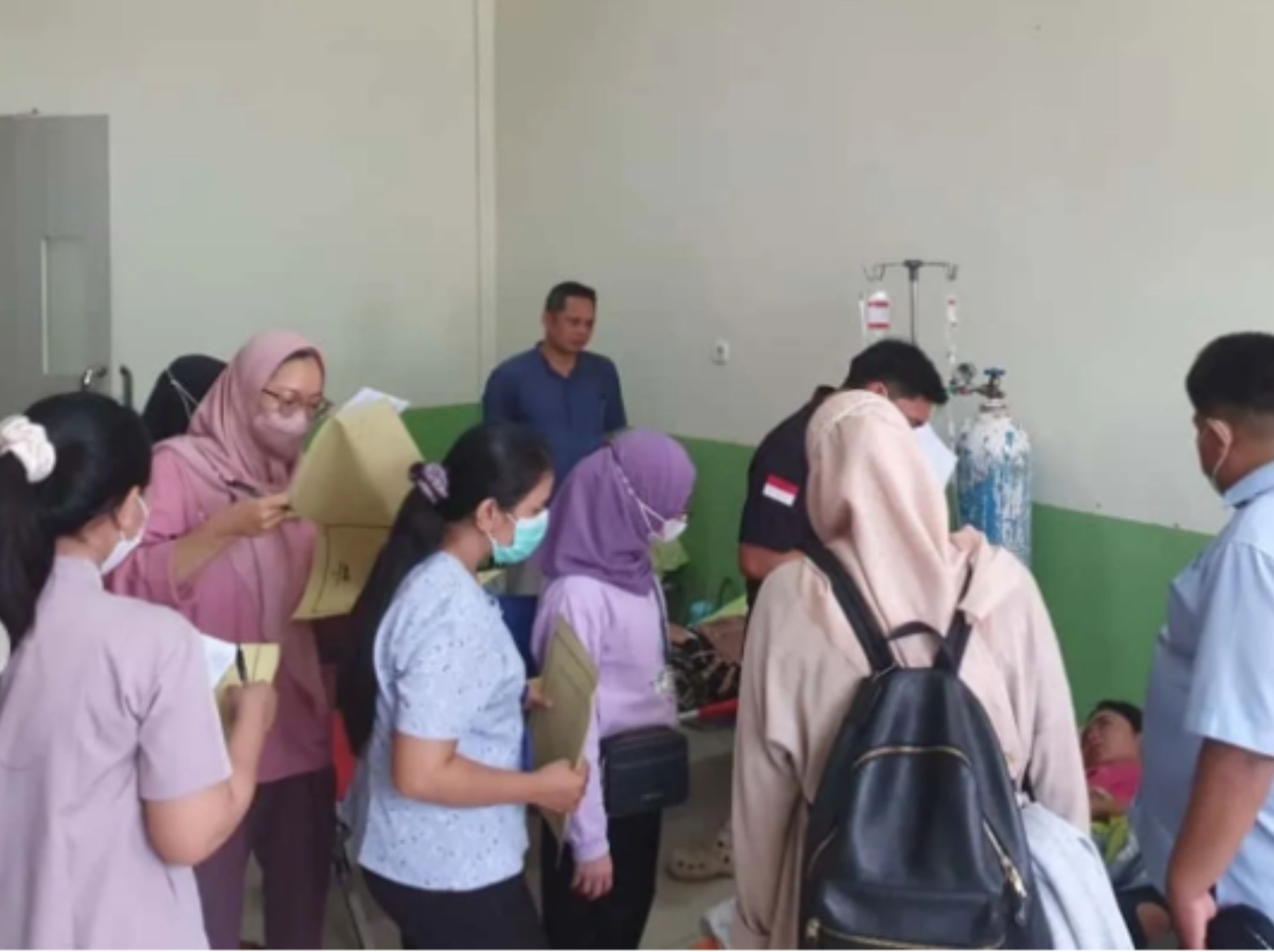 TNI Angkatan Udara mengerahkan helikopter Caracal Skadron Udara 8 untuk membawa tim medis dari Lanud Sultan Hasanuddin menuju Luwuk Banggai, Sabtu (20/9/2025). Langkah ini dilakukan untuk memperkuat penanganan pasien di RSUD Trikora Salakan.   Sebelu <b>(IG Puspen TNI)</b>