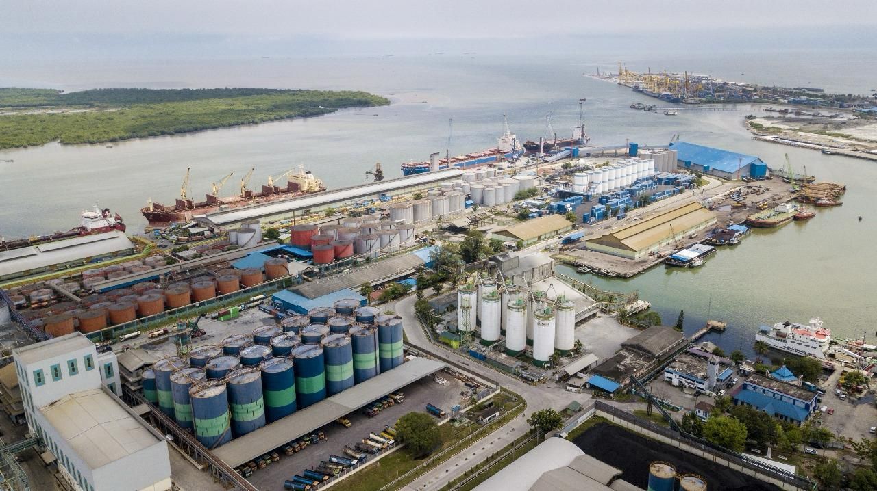 PT Pelabuhan Indonesia (Persero) atau Pelindo melalui Subholding PT Pelindo Multi Terminal (SPMT) yang bergerak di bidang terminal nonpetikemas, menegaskan komitmennya untuk bertumbuh bersama dengan merangkul para pengguna jasa dalam merumuskan strategi layanan yang tidak hanya menjawab tantangan hari ini, tetapi juga menciptakan peluang pertumbuhan di masa depan. <b>(dokumentasi)</b>