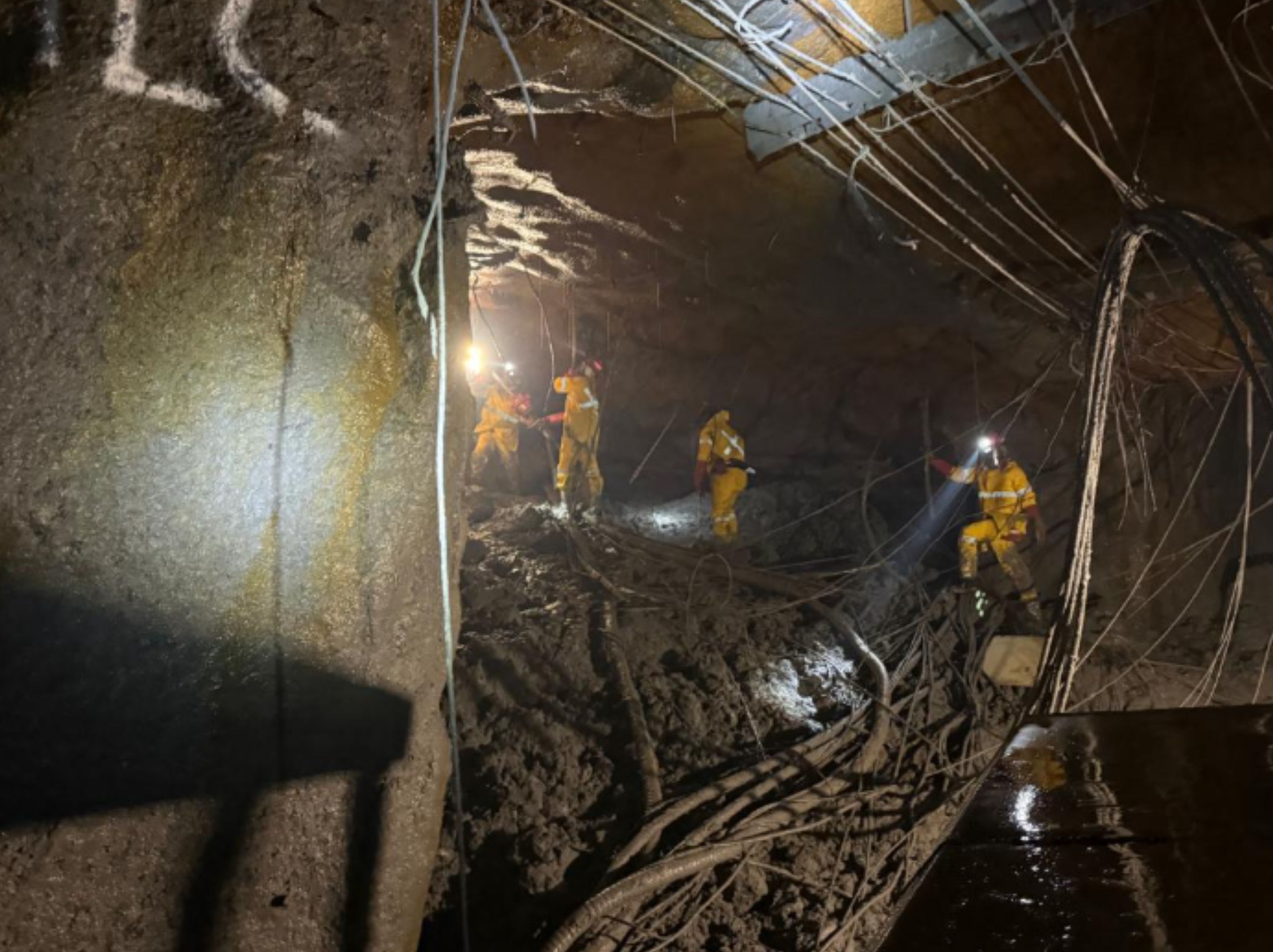 Tim penyelamat tambang bawah tanah PT Freeport Indonesia melakukan evakuasi karyawan terjebak luncuran material basah di Grasberg Block Cave. Pada Sabtu, 20 September 2025, tim penyelamat menemukan 2 (dua) pekerja yang terjebak dalam keadaan meningga <b>(dokumen freeport)</b>