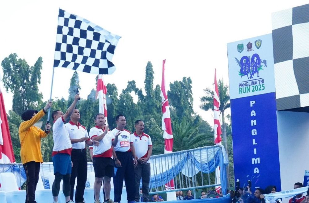 Panglima TNI Jenderal TNI Agus Subiyanto secara resmi membuka gelaran Panglima TNI Run 2025. (Foto: Istimewa)