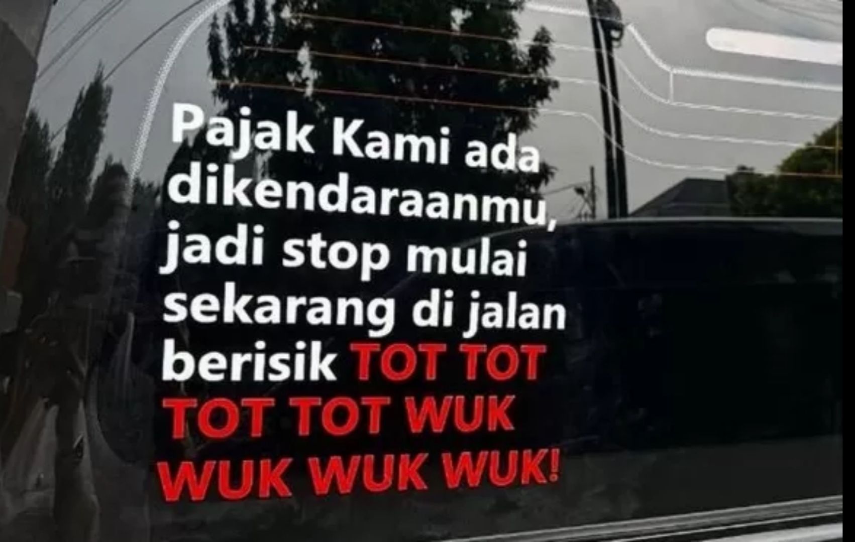 Stiker protes penggunaan strobo dan sirine.  <b>(X)</b>