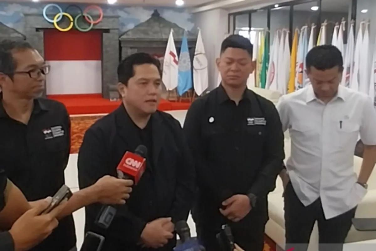Menteri Pemuda dan Olahraga Erick Thohir (ketua kiri) memberikan keterangan kepada awak media seusai pertemuan bersama Komite Olimpiade Indonesia (KOI) di Jakarta, Senin 22 September 2025. (ANTARA/Aloysius Lewokeda) <b>(Antara)</b>