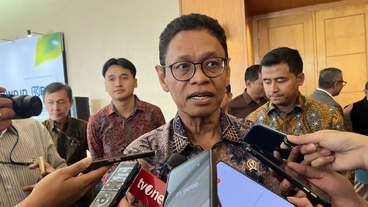Wakil Menteri Energi dan Sumber Daya Mineral (ESDM) Yuliot Tanjung memberi keterangan ketika ditemui di sela-sela Green Energy Summit 2025 di Jakarta, Selasa (23/9/2025).  <b>(ANTARA)</b>