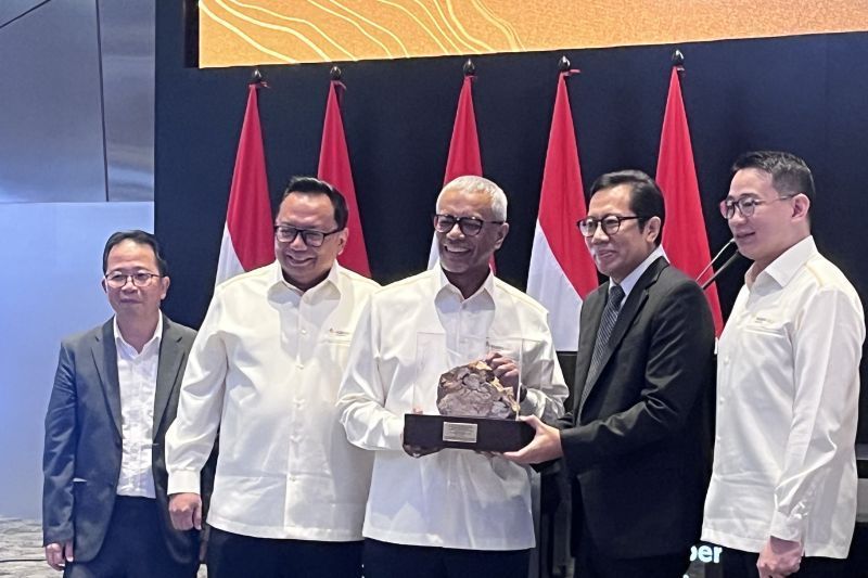 Direktur Penilaian Perusahaan Bursa Efek Indonesia (BEI) I Gede Nyoman Yetna (kedua dari kanan) saat menerima cindera mata dari Presiden Direktur PT Merdeka Gold Resources Tbk Boyke P. Abidin dalam agenda Pencatatan Saham Perdana MGR di Gedung Bursa  <b>(ANTARA/M. Baqir idrus Alatas.)</b>