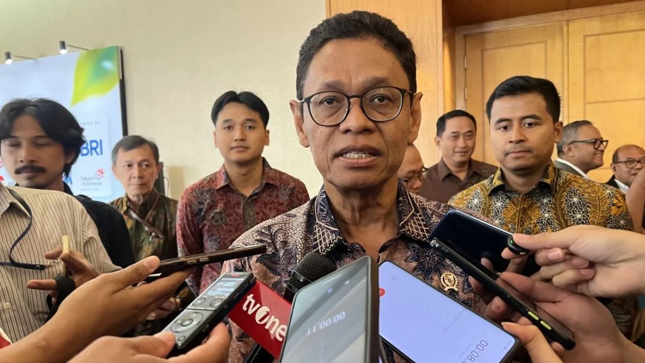Wakil Menteri Energi dan Sumber Daya Mineral (ESDM) Yuliot Tanjung memberi keterangan ketika ditemui di sela-sela Green Energy Summit 2025 di Jakarta, Selasa (23/9/2025).  <b>(ANTARA)</b>