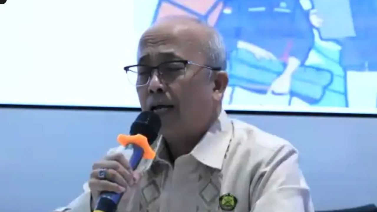 Kepala Badan Geologi, Muhammad Wafid menjawab pertanyaan pewarta terkait mitigasi bencana dalam konferensi pers &quot;Update Status Gunung Api Indonesia&quot; daring yang diikuti di Jakarta, Selasa (23/9/2025). <b>(ANTARA)</b>