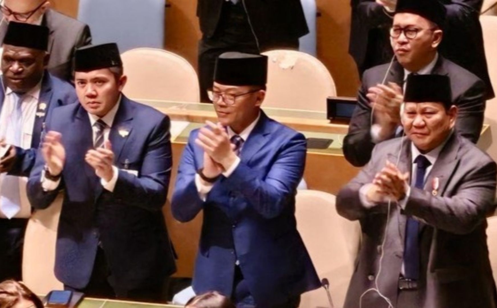 Presiden Prabowo Subianto memberikan standing ovation kepada Presiden Prancis Emmanuel Macron.  <b>(Antara)</b>
