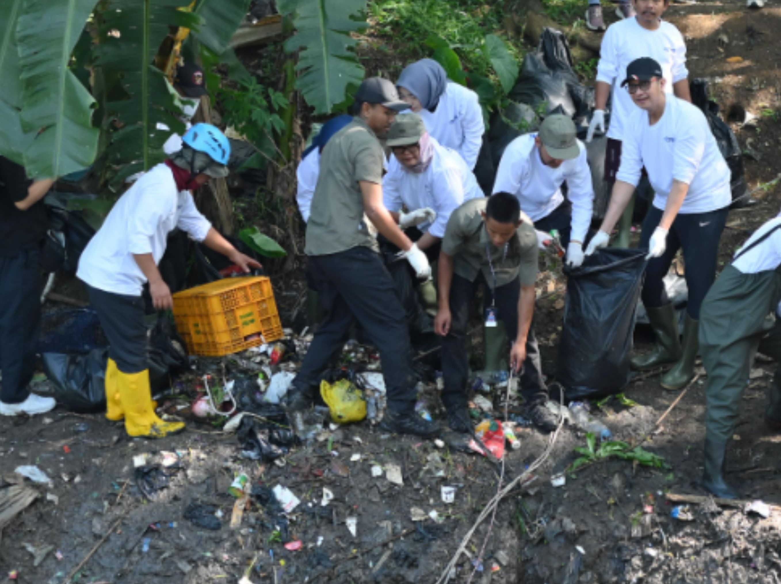 PT Telkom Indonesia (Persero) Tbk (Telkom) Regional II Banten, Jabotabek, dan Jawa Barat laksanakan aksi nyata River Clean Up di Sungai Cioray, Bandung dalam rangkaian program GoZero%. Kegiatan berlangsung dalam rangka memperingati World Clean Up Day <b>(dok)</b>