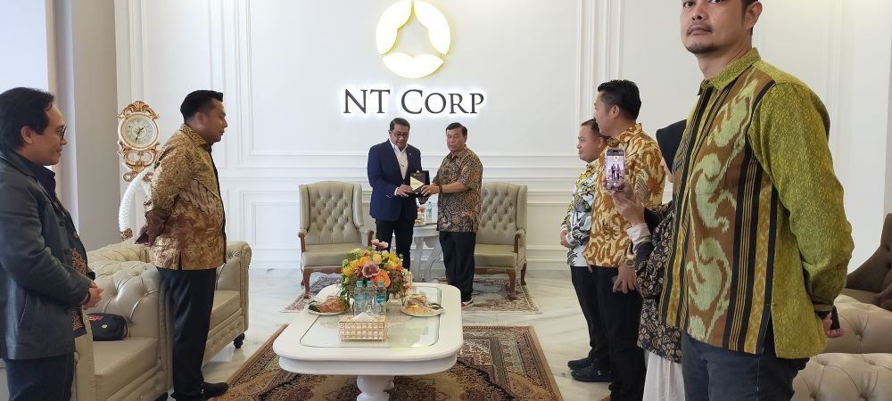 Presiden Komisaris NT Corp Nurdin Tampubolon memberikan cenderamata kepada Menkraf Teuku Riefky Harsya saat mengunjungi Nusantara TV